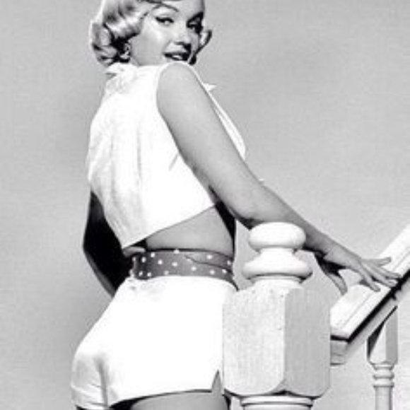 "Your clothes should be tight enough..." - Picture 1 of 7